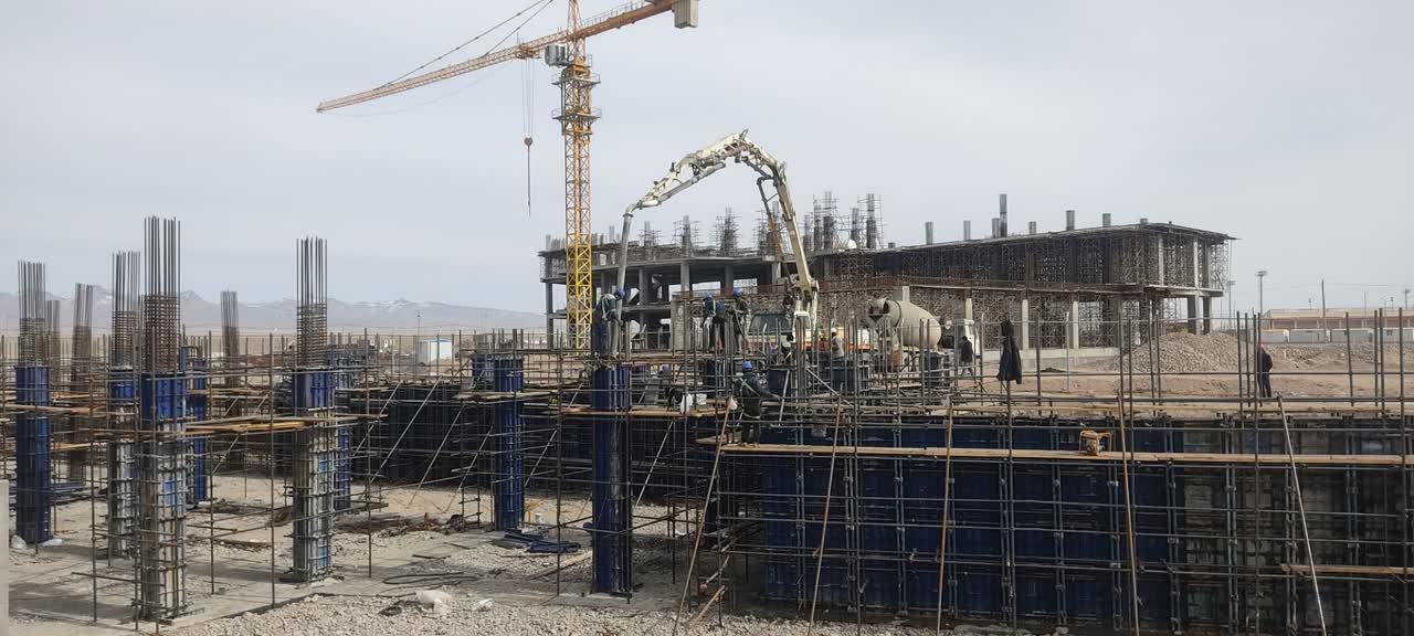 تداوم عملیات عمرانی در طرح توسعه تغلیظ مس میدوک اجرای بتن‌ریزی سازه ساختمان آموزشی مجتمع مس شهربابک
